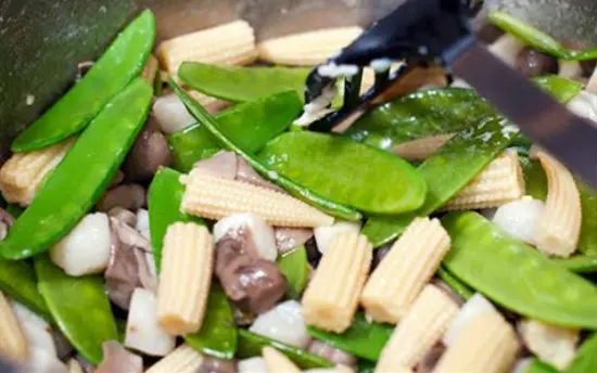 Biết cách dùng thêm nước cho món xào giúp bạn nấu ăn ngon hơn