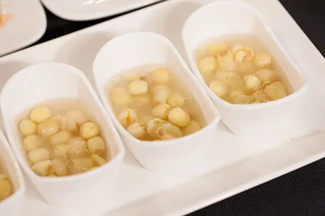 Chè bột sắn dây với hạt sen
