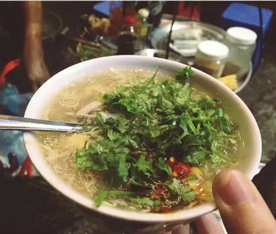 Chén súp cua chất lượng phải được nấu đặc, nhiều hành ớt và ăn nóng.