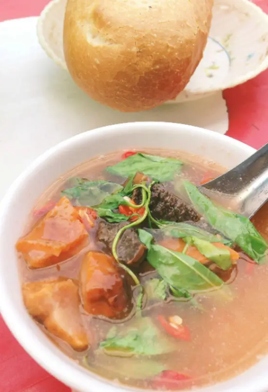 Những ai sống ở Sài Gòn chắc hẳn đã từng một lần thưởng thức chén phá lấu thế này.