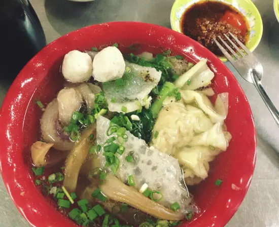 Những điểm bán sủi cảo ngon thường rất đông khách nên nếu ghé vào buổi tối có thể sẽ mất từ 15-20 phút mới được thưởng thức tô sủi cảo này.