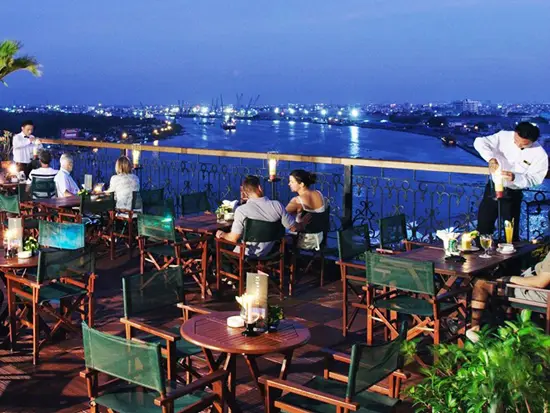 Đêm đến, cả công trình rực rỡ trong ánh sáng của hàng ngàn ngọn đèn tạo nên vẻ đẹp vừa lung linh, vừa kì bí. Ảnh: Univervietnam