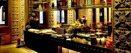 Bên trong nhà hàng được thiết kế như hoàng cung của một vị vua Chăm Pa với mảng tường gạch xếp so le, hàng cột đá ở Mỹ Sơn, tượng thần bằng đất nung, tượng Linga, các di vật cổ, tượng điêu khắc…