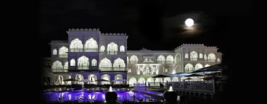 Lâu đài Tajmasago: Tọa lạc bên cạnh khu cầu Ánh Sao – hồ Bán Nguyệt, Tajmasago mê hoặc mọi người với vẻ đẹp của một tòa lâu đài màu trắng bề thế,sang trọng và tinh tế.