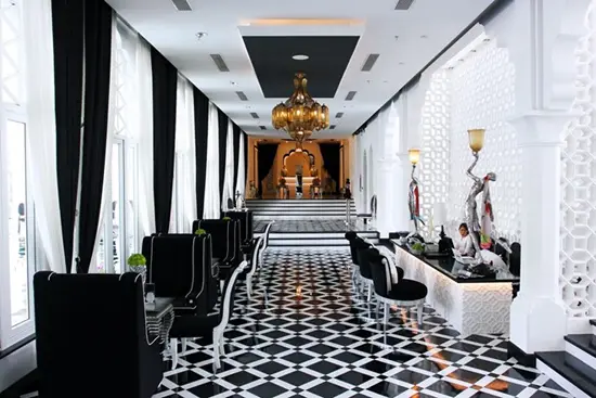 Bên trong lâu đài có hai nhà hàng khác nhau. Một trong hai nhà hàng nổi tiếng với những món ăn mạ vàng 24k.