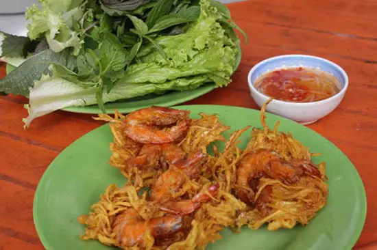 ĂN BÁNH TÔM HỒ TÂY ĐÚNG KIỂU Ở GIỮA LÒNG SÀI GÒN