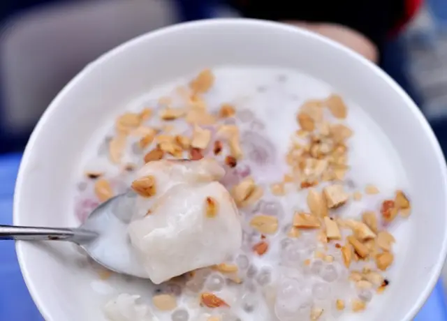 Chè chuối nướng giá 12.000 đồng/bát, rất hợp để ăn tráng miệng.