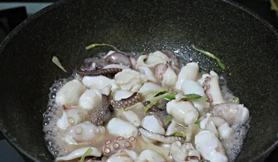 BẠCH TUỘC XÀO CẦN TỎI