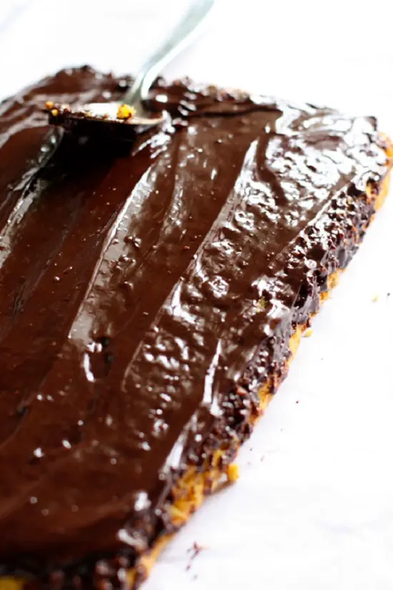 phết chocolate lên bánh