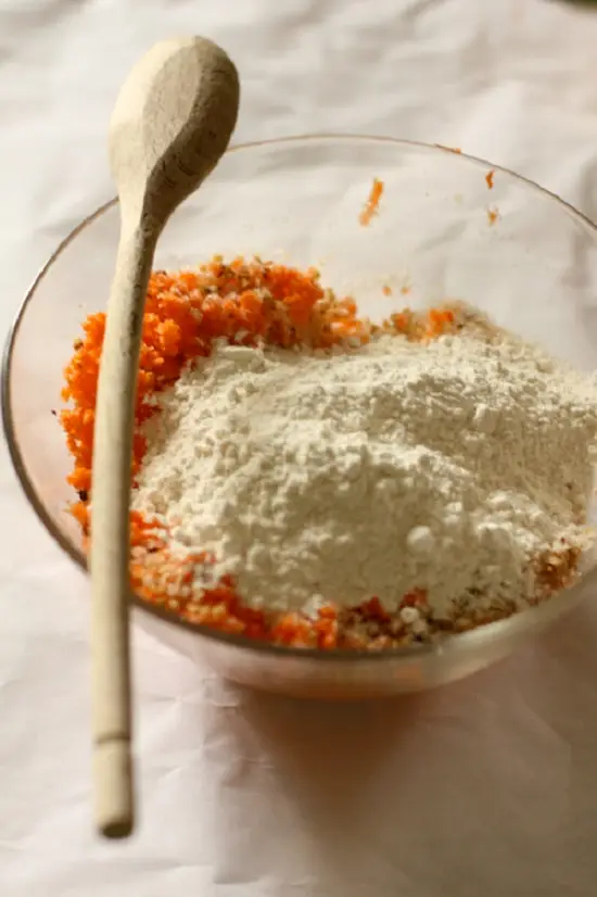 trộn cà rốt với bột