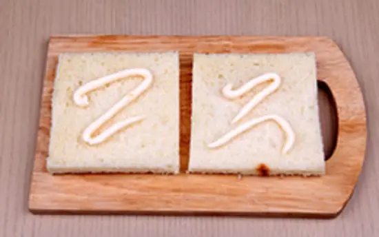cho sốt mayonnaise lên bánh