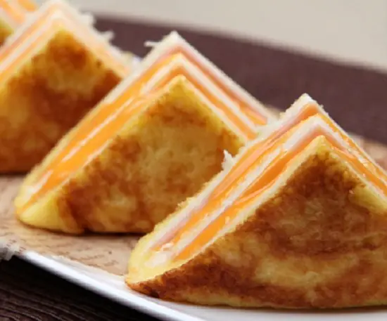 Bánh mì sandwich kẹp ba tầng cho bữa sáng thêm bổ dưỡng