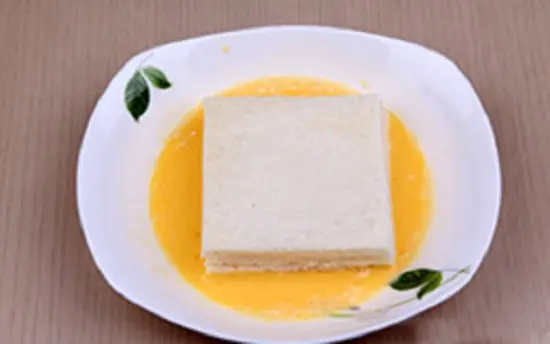 nhúng bánh vào trứng