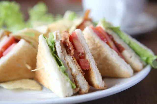 Bánh sandwich bò cho bữa sáng đủ dinh dưỡng