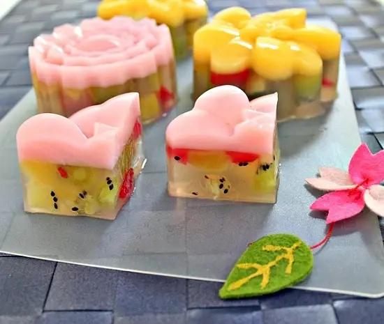 cắt bánh trung thu rau câu trái cây