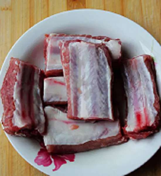 Sườn rửa lại để làm món sườn nướng
