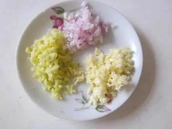 Gừng, tỏi, hành băm nhỏ để làm món sườn nướng