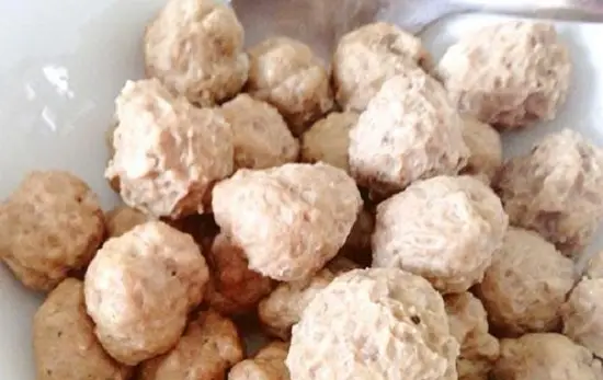 Các bước thực hiện món canh thịt viên nấu nấm 1
