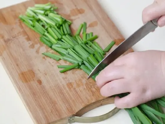Chuẩn bị nguyên liệu làm canh thịt viên nấu nấm 1