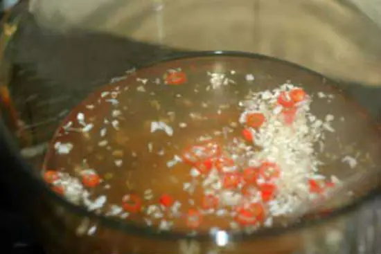 Cho nước chấm bún chả vào nồi đun ấm