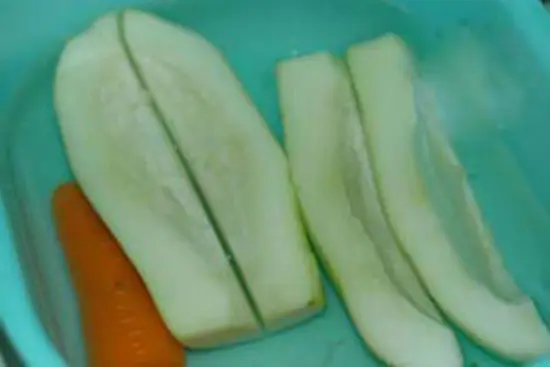 Sơ chế nguyên liệu pha nước chấm bún chả