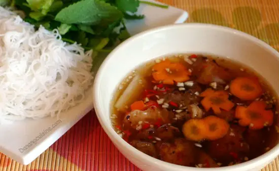 Cho nước chấm bún chả ra bát ăn kèm dưa góp