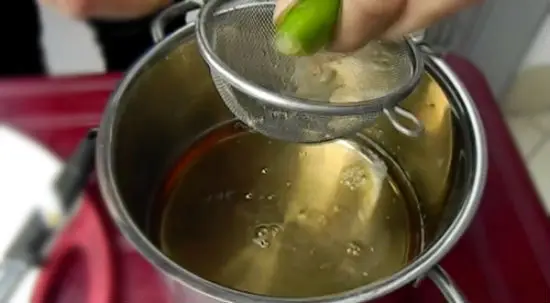 Thêm phần nước cốt chanh vào bát nước chấm nem