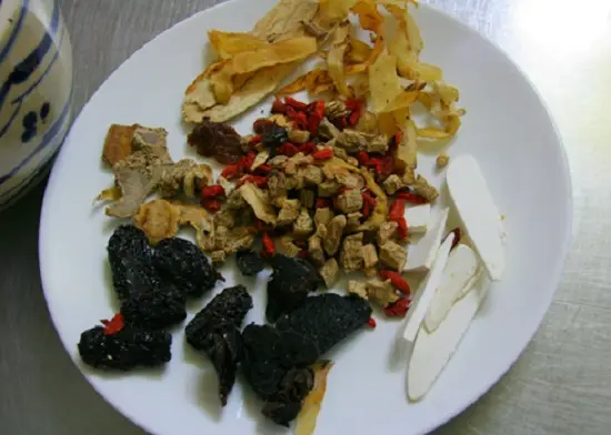 bắt đầu sơ chế nguyên liệu làm gà tần thuốc bắc