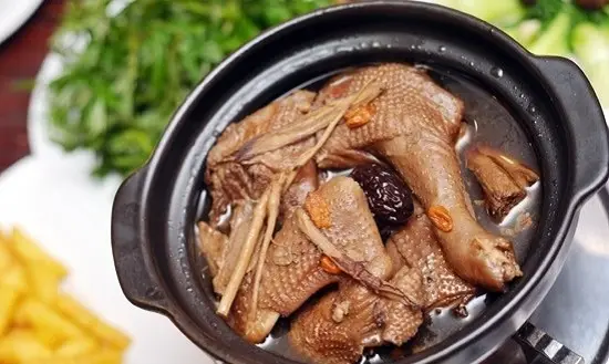 hoàn thành món gà tần thuốc bắc
