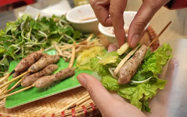 Quán còn có một số đồ khai vị như nem lụi.
