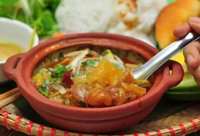 Bò niêu giá 80.000 đồng trông lạ mắt và phong phú.