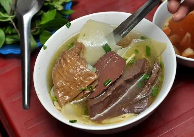 BÚN CHẢ NGAN NƯỚNG NỔI TIẾNG PHỐ HÀNG BÔNG