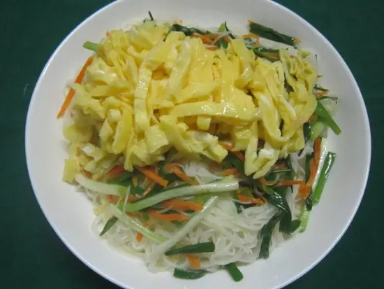 BÚN KHÔ XÀO TRỨNG MÓN MỚI CHO CÔ NÀNG BIẾNG ĂN