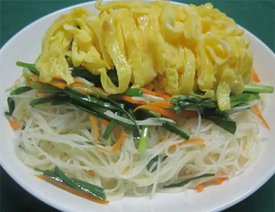 BÚN KHÔ XÀO TRỨNG MÓN MỚI CHO CÔ NÀNG BIẾNG ĂN
