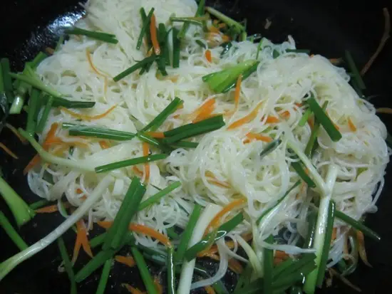BÚN KHÔ XÀO TRỨNG MÓN MỚI CHO CÔ NÀNG BIẾNG ĂN
