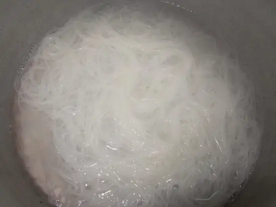 BÚN KHÔ XÀO TRỨNG MÓN MỚI CHO CÔ NÀNG BIẾNG ĂN