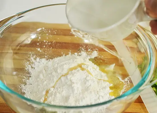 trộn bột bánh