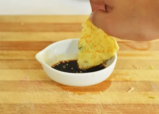 chấm bánh với nước sốt