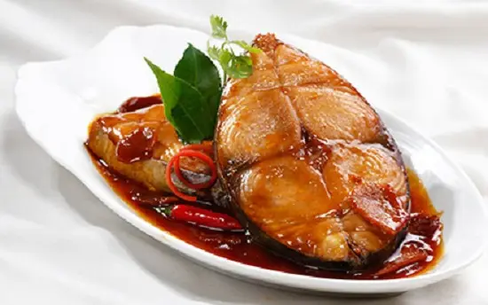 Chế biến món cá thu kho nước dừa