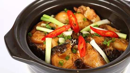 Cho vào nồi đun cá thu kho nước dừa