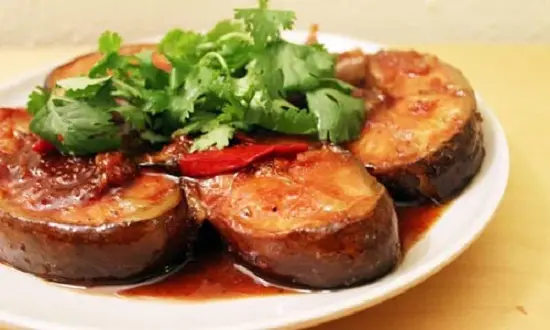 Cách chế biến món cá thu kho nước dừa thơm ngon như nhà hàng