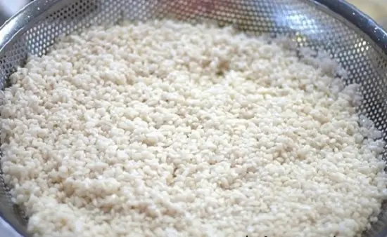 Ngâm gạo nếp làm xôi ngũ sắc