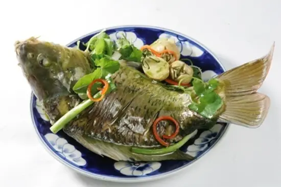 Cách hấp cá chép lá ngải thơm ngon bổ dưỡng