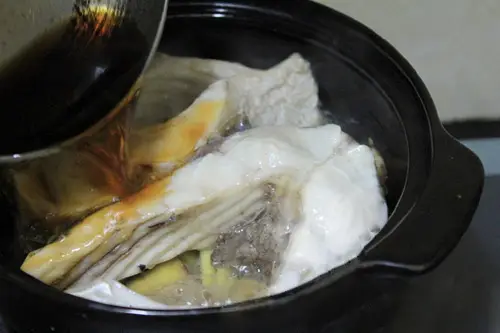Cho nước màu vào nồi cá trắm kho