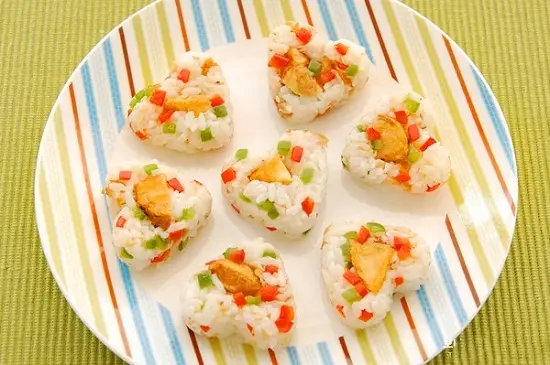 Cách làm 3 món cơm nắm đơn giản cho “dân văn phòng”