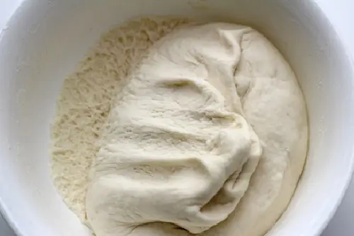 Nhào bột lần nữa để làm bánh bao chay