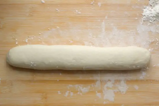 Lặn bột thành thanh dài để làm bánh bao chay