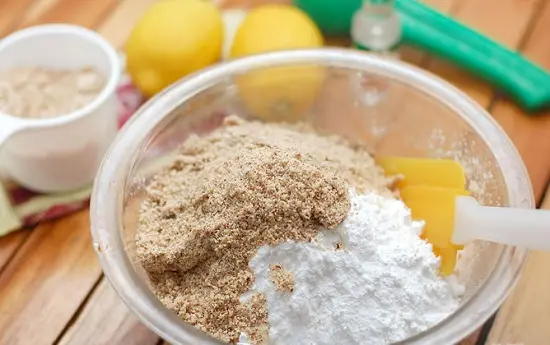 trộn bột bánh hạnh nhân