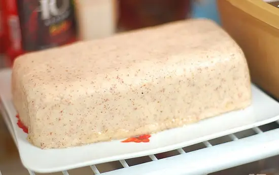 đặt bánh vào tủ lạnh