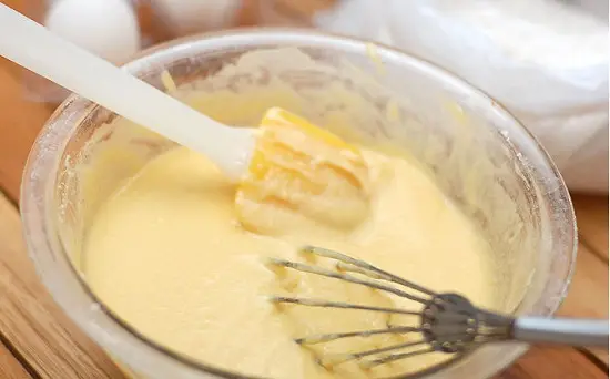 trộn đều hỗn hợp bột bánh
